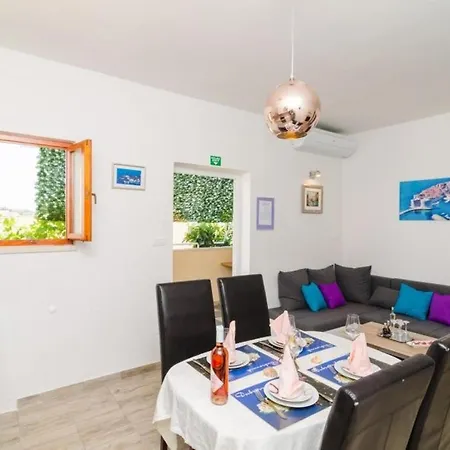J&m - Two Bedroom With Terrace And City View *