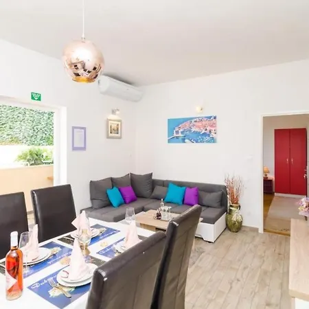 J&m - Two Bedroom With Terrace And City View *